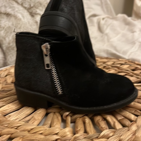 Cat & Jack black suede boot. Little girls sz 8 - Picture 2 of 5